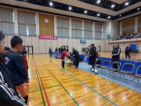 �������i